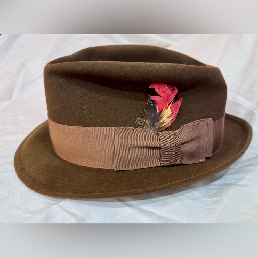 vintage DOBBS 5th Avenue New York men’s Fedora.   Size  71/2. Long oval